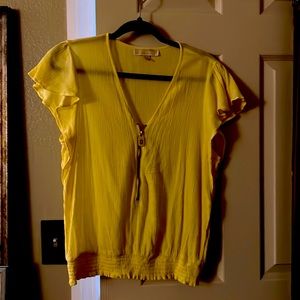 Fun little Michael Kors short wispy sleeved blouse .cinches and blouses at waist